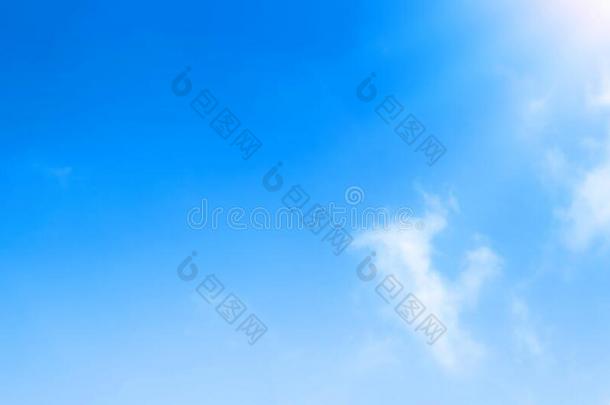 蓝色天和美丽的自然的白色的云.明亮的蓝色天机智