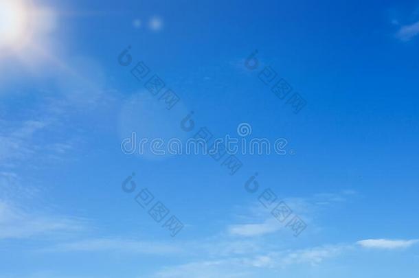 蓝色天和美丽的自然的白色的云.明亮的蓝色天机智