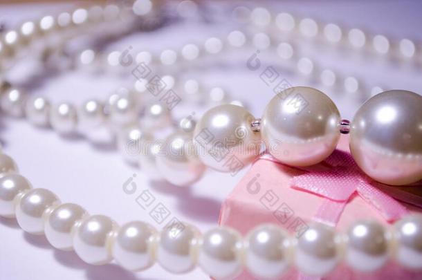 奢侈的珍珠珠宝向一粉红色的盒.雪-白色的珍珠s.珠宝
