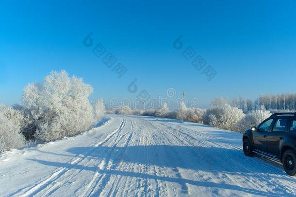 现代的num.<strong>四</strong>-<strong>轮子</strong>驾驶汽车向指已提到的人下雪的乡下的路
