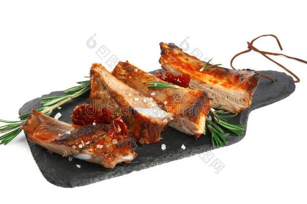 板岩盘子和美味的烤的肋骨