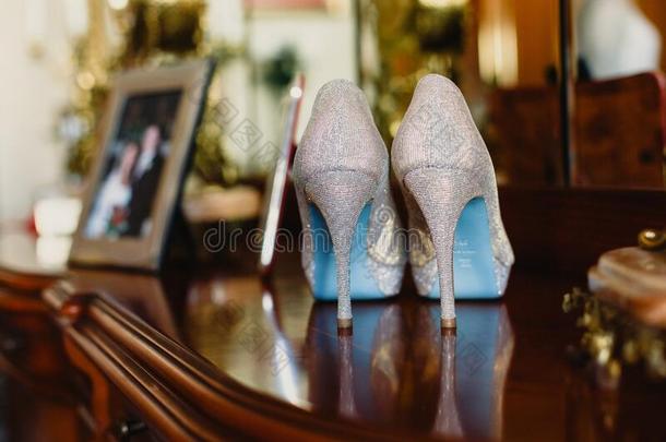 高的高跟鞋鞋子为女人向他们的婚礼一天