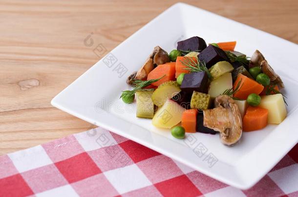 蔬菜炖沙拉和胡萝卜,腌菜,绿色的豆,蘑菇