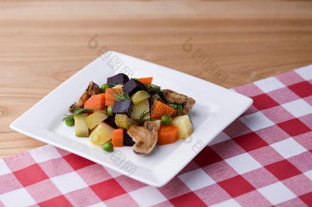 蔬菜炖沙拉和胡萝卜,腌菜,绿色的豆,蘑菇