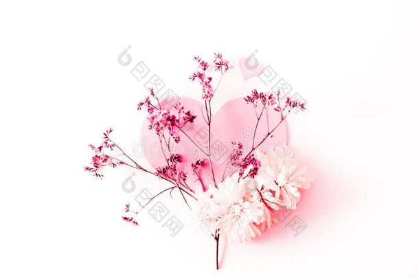 一大大地粉红色的心装饰和小的粉红色的花树枝和