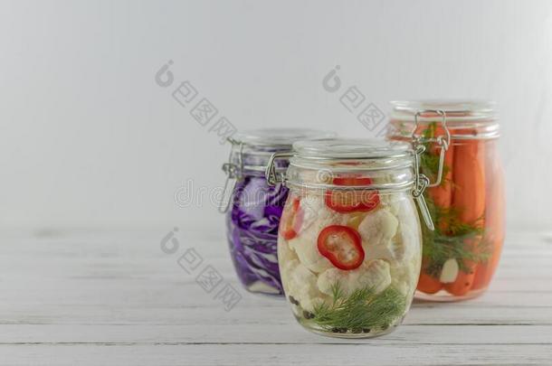 num.三玻璃罐子关于发酵红色的甘蓝,花椰菜,胡萝卜.