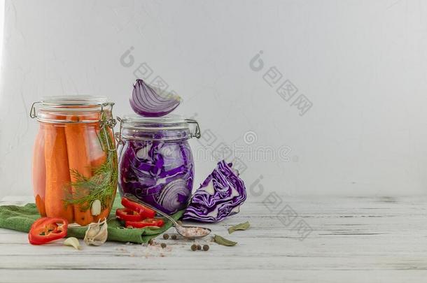 两个玻璃罐子关于发酵红色的甘蓝,洋葱,胡萝卜.植物