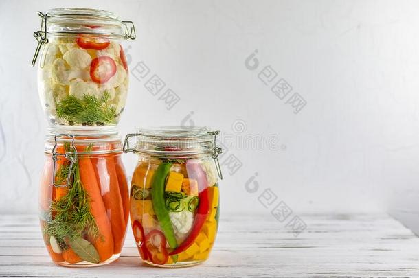 num.三玻璃罐子关于发酵花椰菜,胡萝卜,蔬菜向