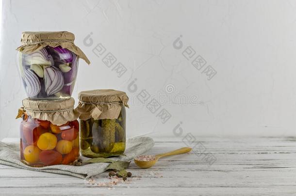num.三玻璃罐子关于发酵黄瓜,番茄,洋葱.蔬菜
