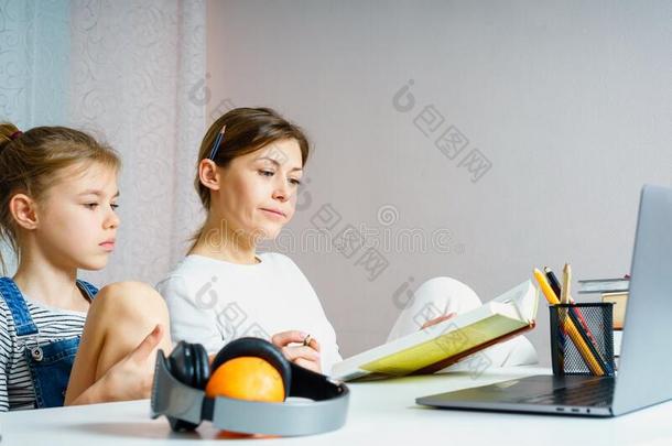 母亲和女儿做家庭作业为学校同时,教育