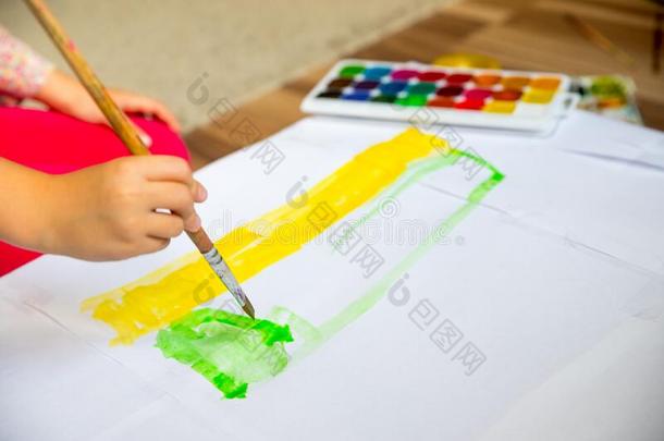 未满学龄的孩子们,小的女孩绘画和绘画.小孩颜料