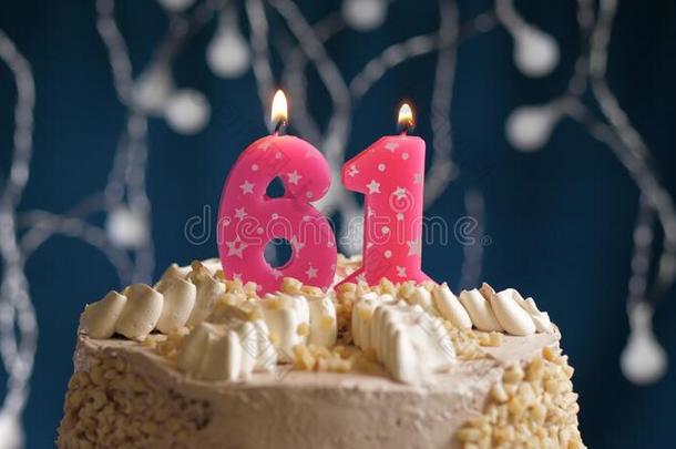 生日蛋糕和61数字粉红色的蜡烛向蓝色巴克格雷德
