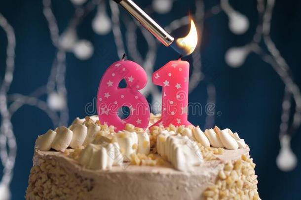 生日蛋糕和61数字粉红色的蜡烛向蓝色巴克格雷德.aux.能够