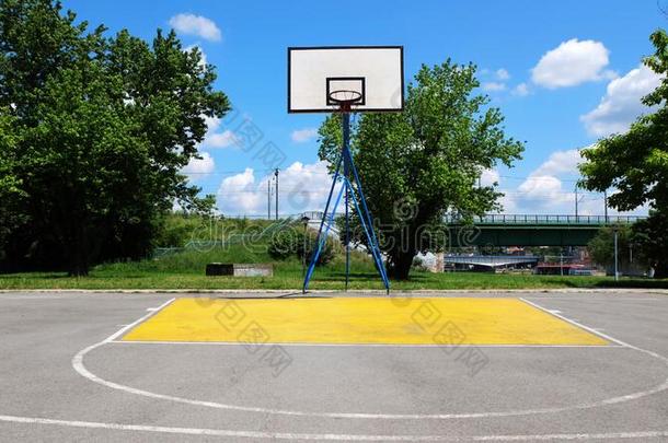 户外的篮球法院在城市公园