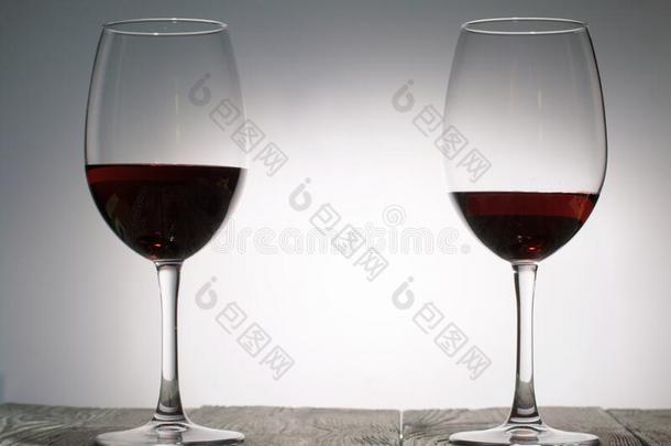 眼镜和红色的干的干燥的葡萄酒.台向木制的板.射手采用后退