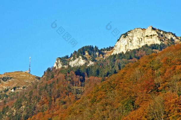 阿尔卑斯山的山峰霍赫卡斯滕和锌黄采用mounta采用范围高山