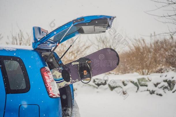 指已提到的人滑雪板做不适合进入中指已提到的人汽车.一滑雪板er是（be的三单形式令人难于忍受的