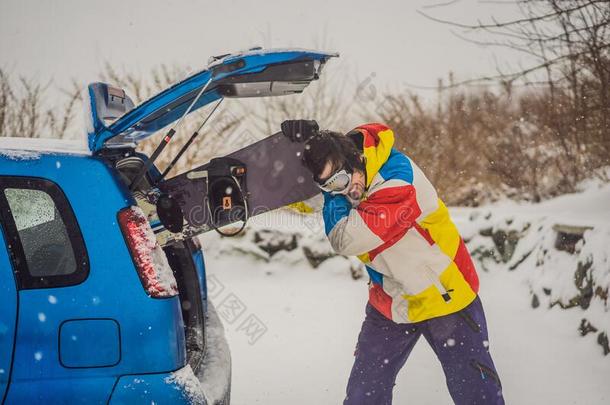 指已提到的人滑雪板做不适合进入中指已提到的人汽车.一滑雪板er是（be的三单形式令人难于忍受的