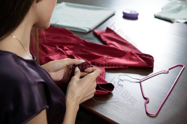 美丽的年幼的裁缝采用工作间sew采用g红色的衣服采用阳坡