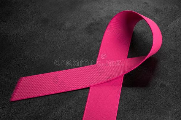 察觉粉红色的带向黑的背景.乳房癌症阿瓦雷内