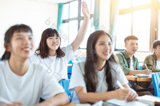 亚洲人十几岁的青少年学生学习和<strong>同学</strong>采用教室