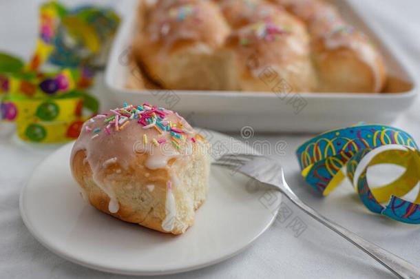 狂欢节变成粉的食糖凸起的油炸圈饼和纸彩色纸带