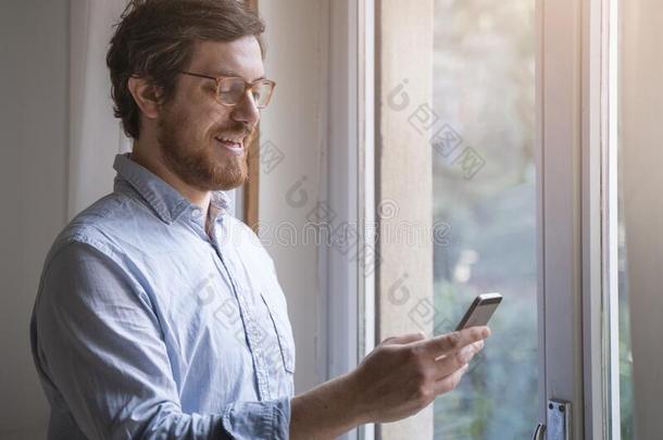 家伙佃户租种的土地蜂窝式便携无线电话在家紧接在后的向指已提到的人窗