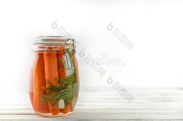 玻璃罐子关于发酵胡萝卜.蔬菜向一光b一ckground
