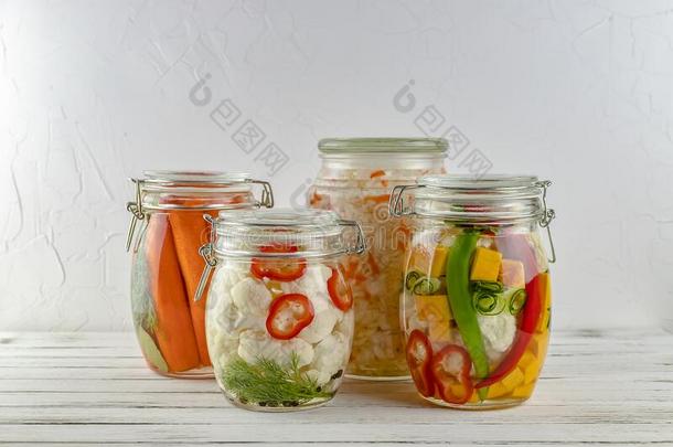 玻璃罐子关于发酵甘蓝,花椰菜,黄瓜,洋葱,