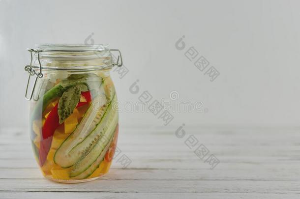 玻璃罐子关于发酵普姆金,花椰菜,黄瓜,洋葱,英语字母表的第3个字母