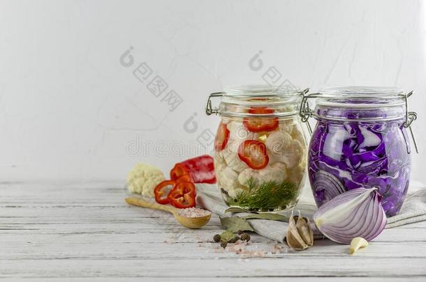 两个玻璃罐子关于发酵红色的甘蓝,花椰菜.蔬菜