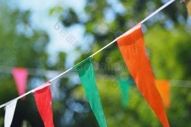 富有色彩的三角的彩旗旗和活动的在旁边风向自然英语字母表的第2个字母