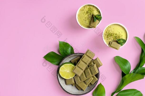 绿色的冰乳霜和绿色的巧克力从日本<strong>抹茶</strong>茶水.粉红色的后面