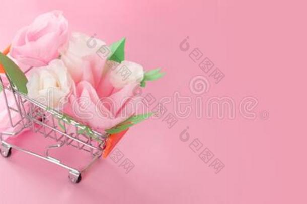 int.哈喽,春季.购物运货马车和白色的和粉红色的纸花一