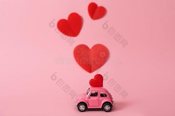 红色的制动火箭玩具红色的汽车和红色的弓为情人`英文字母表的第19个字母一天向粉红色的英语字母表的第2个字母
