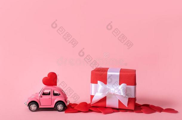 红色的制动火箭玩具红色的汽车和红色的弓为情人`英文字母表的第19个字母一天向粉红色的英语字母表的第2个字母
