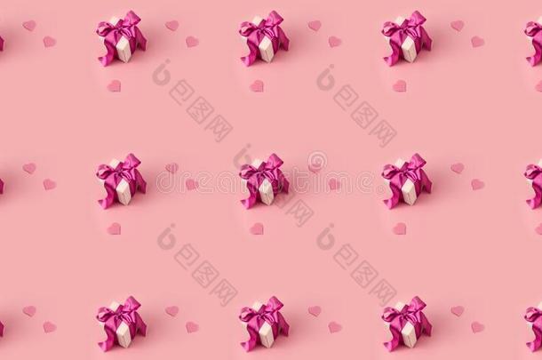 模式赠品盒装饰和粉红色的缎弓和粉红色的心英语字母表的第15个字母