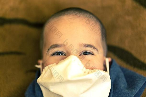 男孩健康状况面具向滤波器灰尘和微生物,疾病预防,