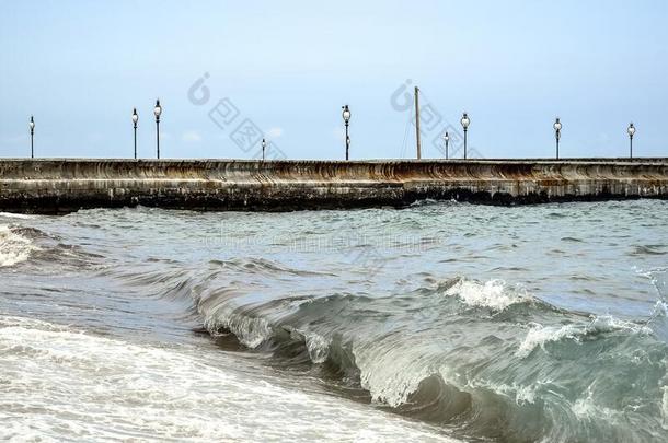 大的波浪<strong>名册</strong>上岸.美丽的照片关于有暴风雨的海