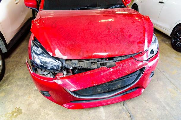 前面关于红色的汽车得到意外事件打指已提到的人损害到为止碰撞