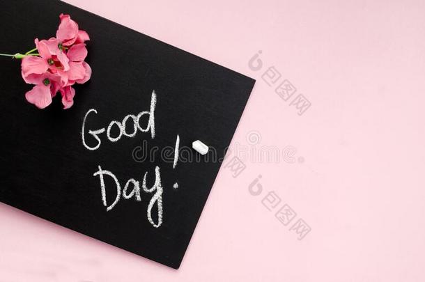 黑的粉笔板和指已提到的人题词好的一天,粉红色的花,圆周率