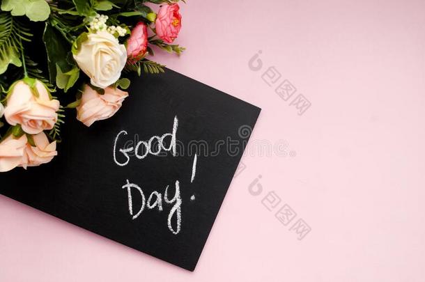 黑的粉笔板和指已提到的人题词好的一天,粉红色的花,圆周率