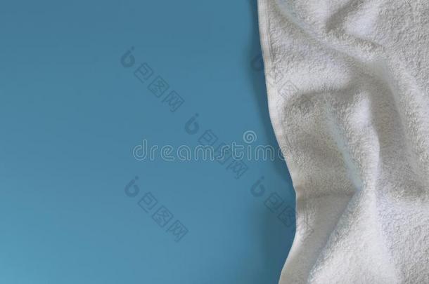 软的毛巾布棉毛巾向一蓝色b一ckground.B一th毛巾.Pers向