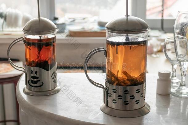 两个玻璃水壶和热的大大地-叶子茶水