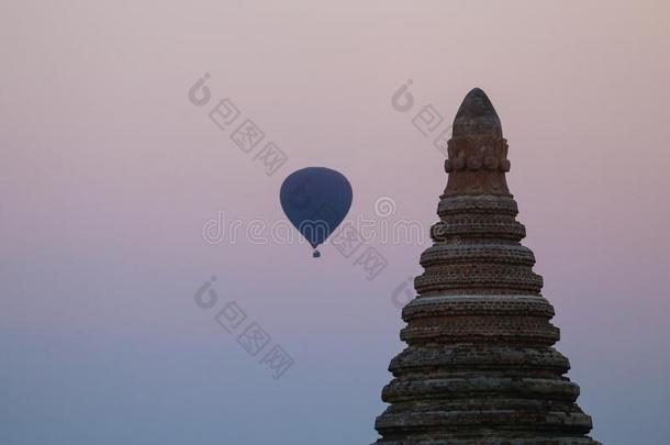 气球飞行的越过指已提到的人古代的塔
