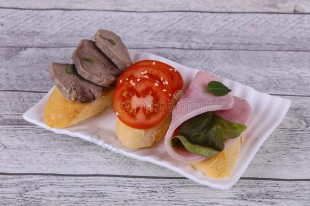 意大利烤面包片和番茄,火腿和<strong>舌头</strong>