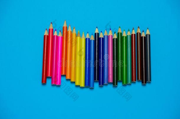 平的放置充满生机的木制的多彩的铅笔向一蓝色b一ckgroun