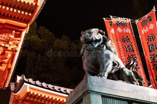 春季节日圣地和石头狮子