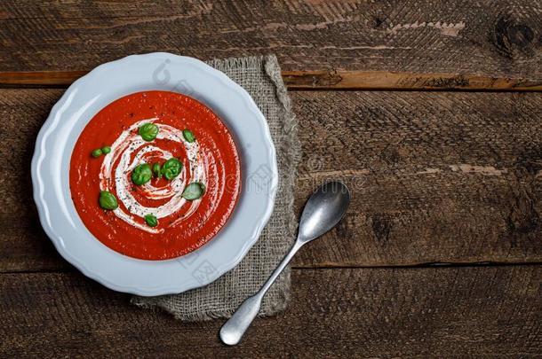 碗关于番茄汤和一b一sil向木制的b一ckground