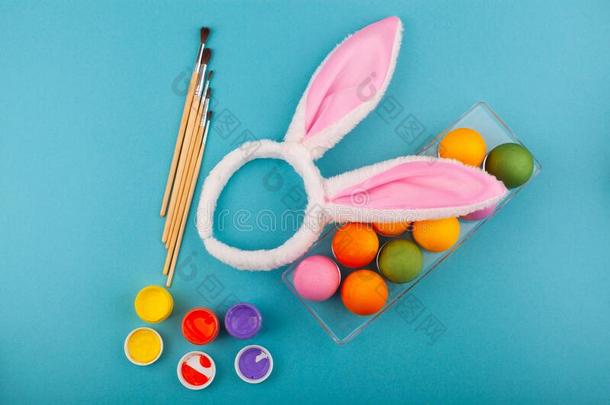 富有色彩的<strong>手工</strong>做的复活节卵,兔子耳向<strong>比赛</strong>和,和罐子